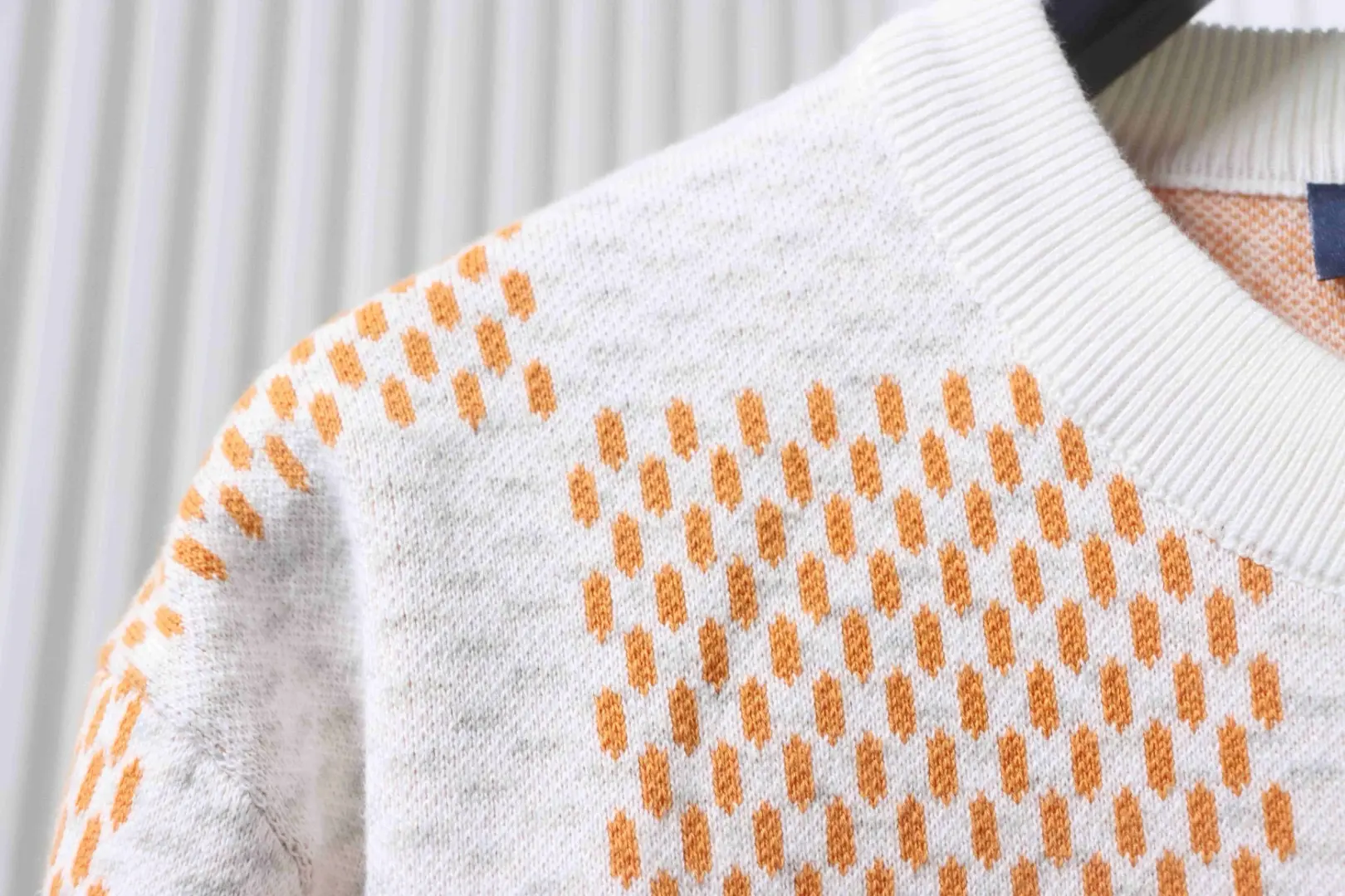 karierter Jacquard-Pullover mit Rundhalsausschnitt – Bild 7