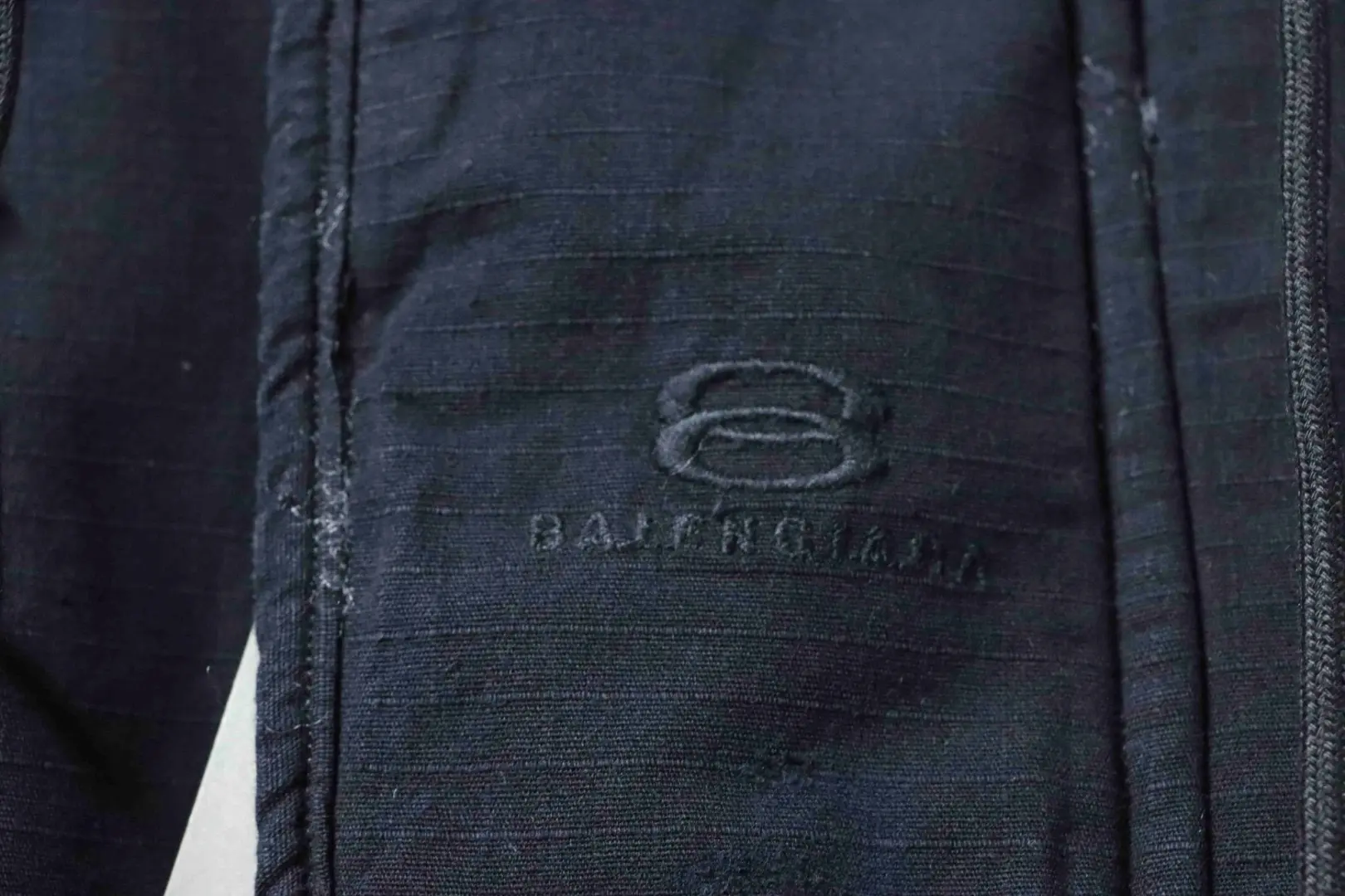 Balenciaga 22FW Paris Heavy Industry Jacke aus wattiertem Baumwollstoff mit beschädigtem Design – Bild 7