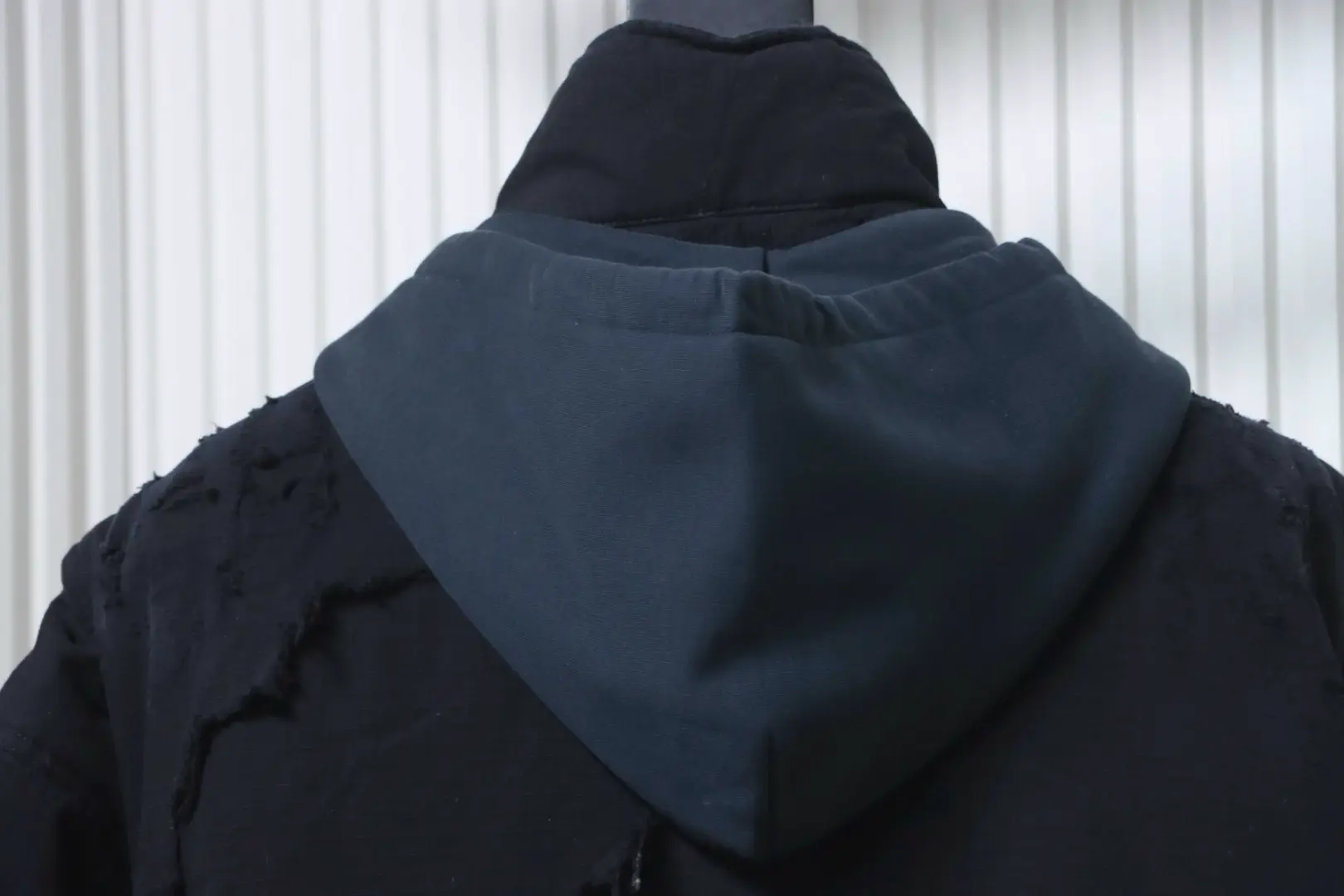 Balenciaga 22FW Paris Heavy Industry Jacke aus wattiertem Baumwollstoff mit beschädigtem Design – Bild 4