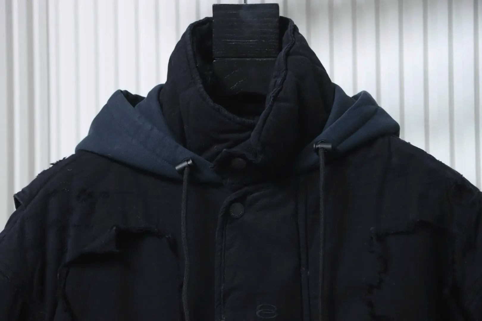 Balenciaga 22FW Paris Heavy Industry Jacke aus wattiertem Baumwollstoff mit beschädigtem Design – Bild 3