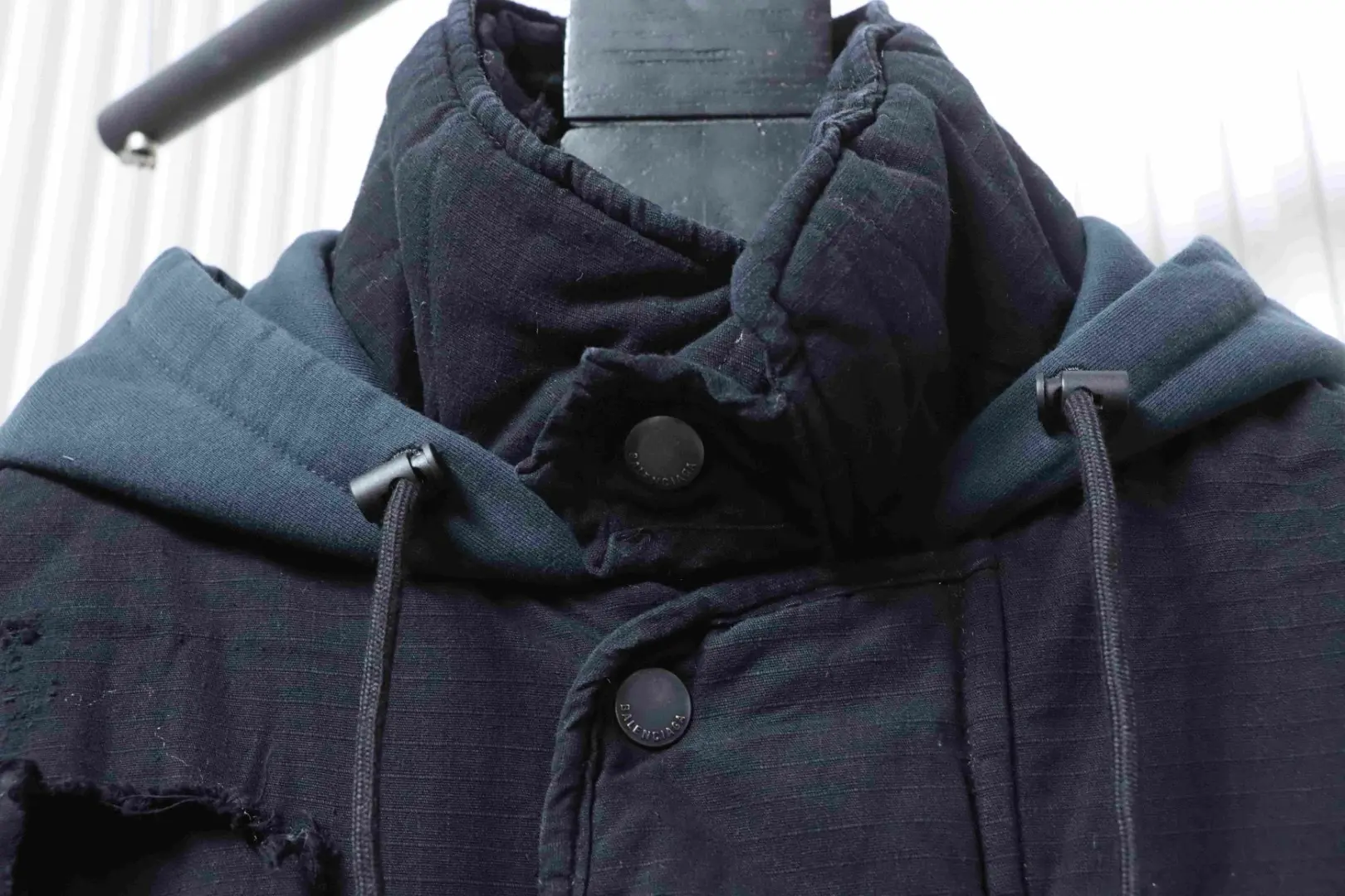 Balenciaga 22FW Paris Heavy Industry Jacke aus wattiertem Baumwollstoff mit beschädigtem Design – Bild 5