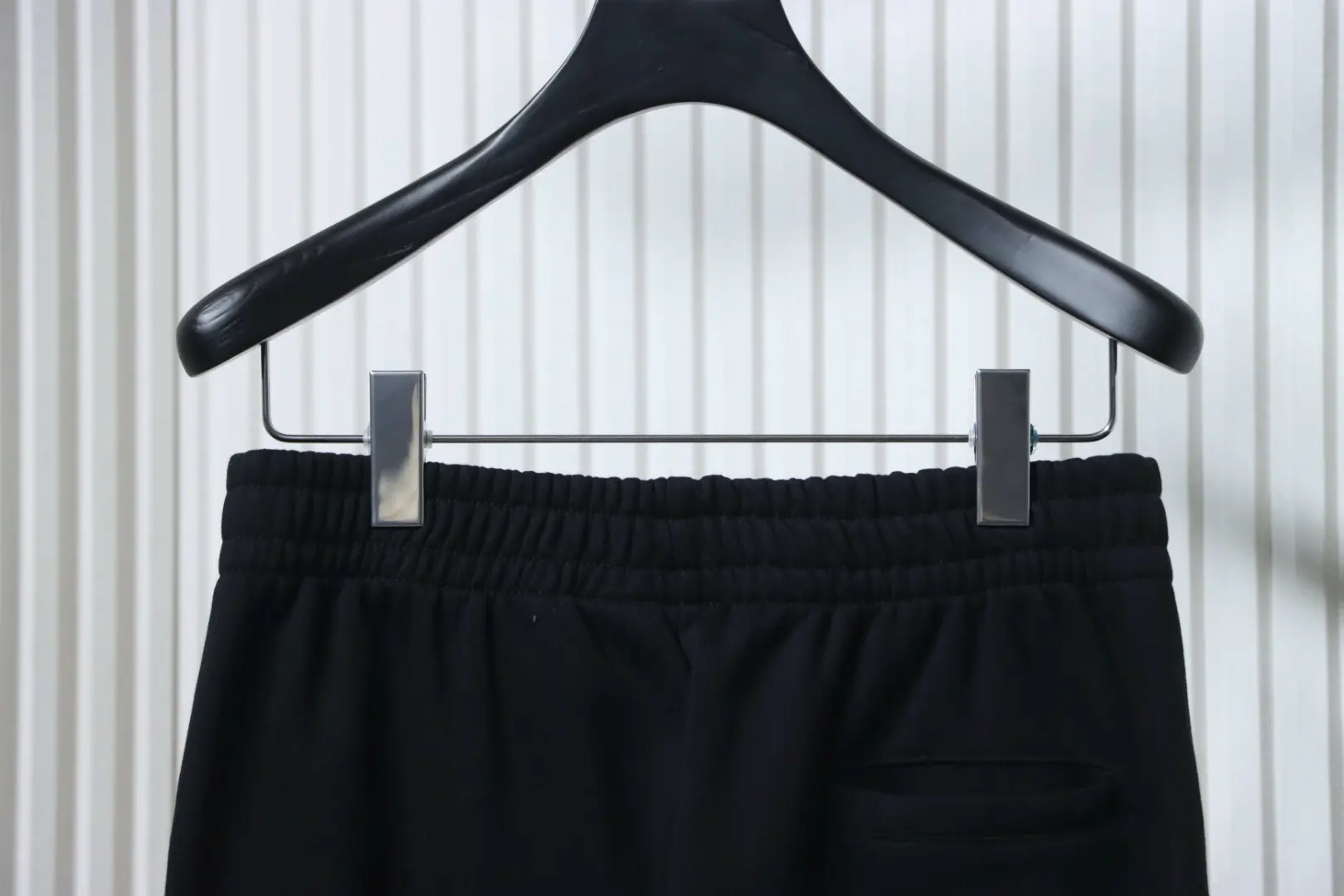 Hose mit aufgestickten Buchstaben und dem War Horse-Logo – Bild 4