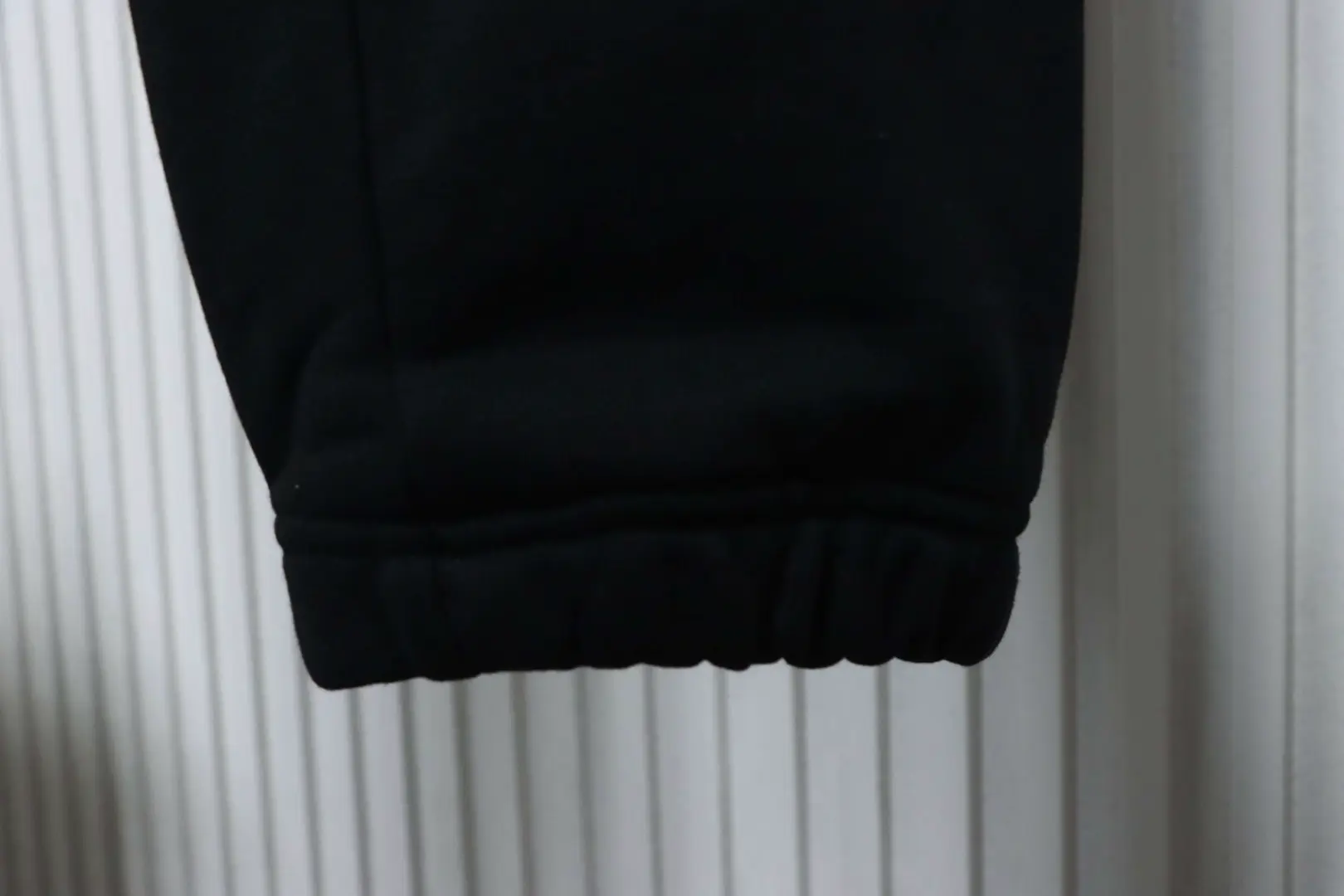 Hose mit aufgestickten Buchstaben und dem War Horse-Logo – Bild 8