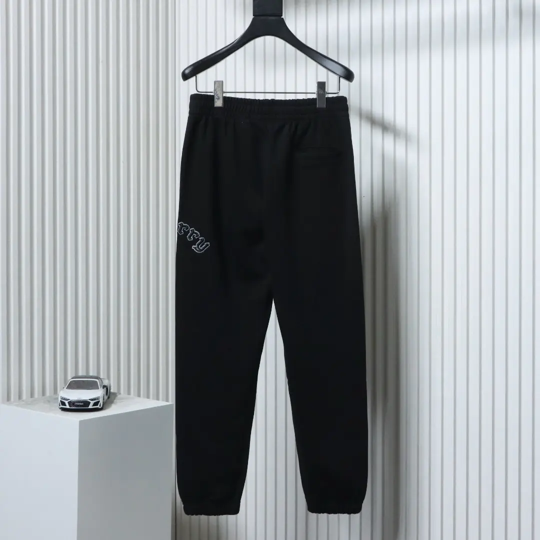 Hose mit aufgestickten Buchstaben und dem War Horse-Logo – Bild 2