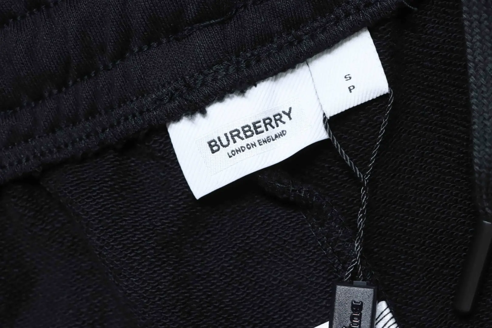 Hose mit aufgestickten Buchstaben und dem War Horse-Logo – Bild 9