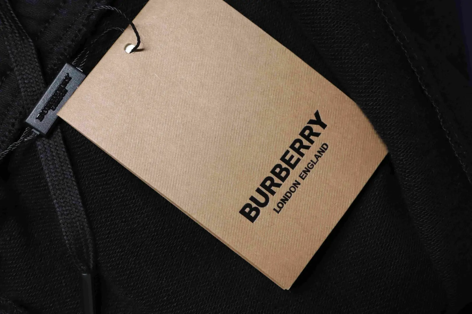 Hose mit aufgestickten Buchstaben und dem War Horse-Logo – Bild 10