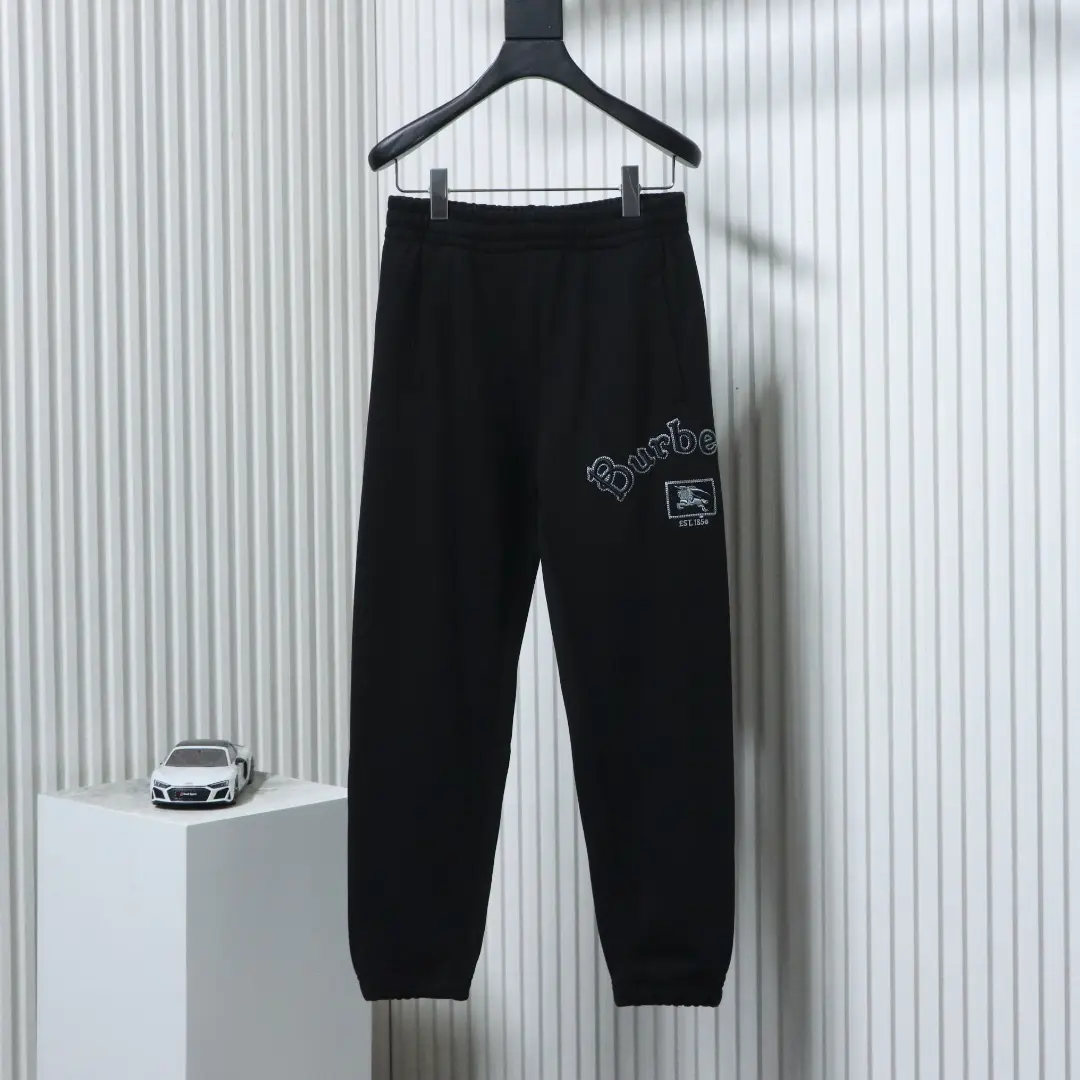 Hose mit aufgestickten Buchstaben und dem War Horse-Logo