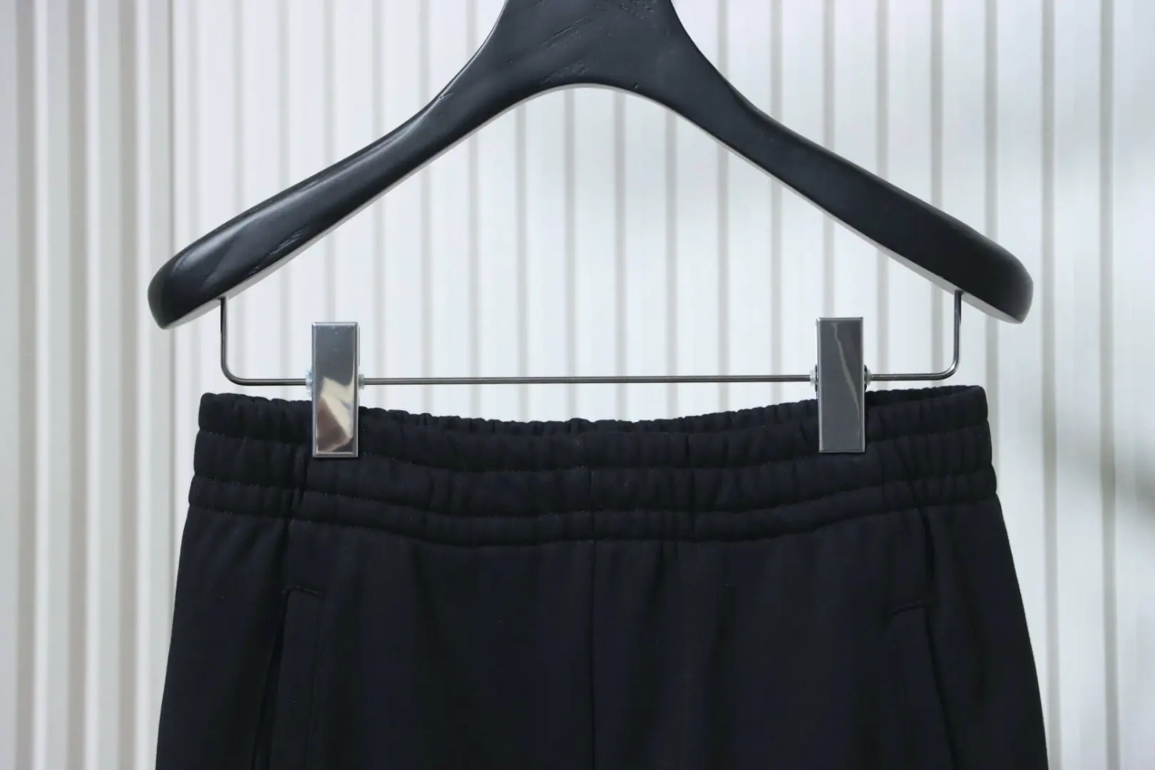 Hose mit aufgestickten Buchstaben und dem War Horse-Logo – Bild 3