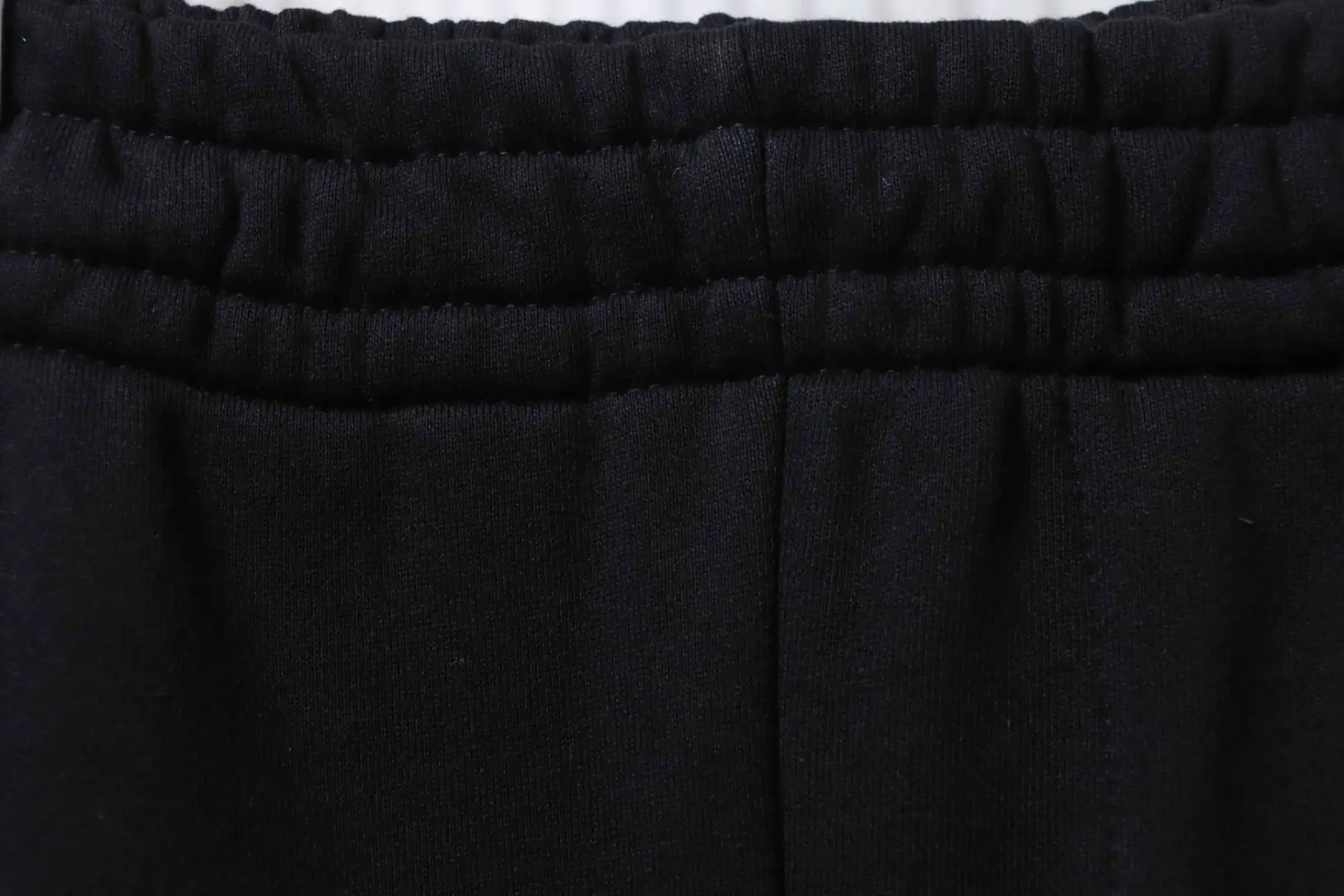 Hose mit aufgestickten Buchstaben und dem War Horse-Logo – Bild 6