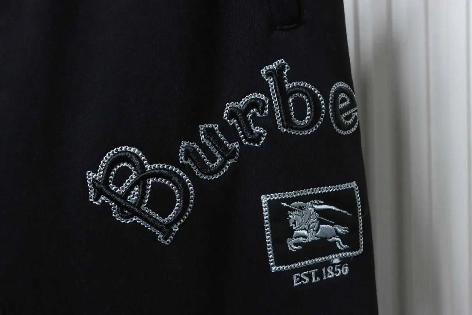 Hose mit aufgestickten Buchstaben und dem War Horse-Logo – Bild 7