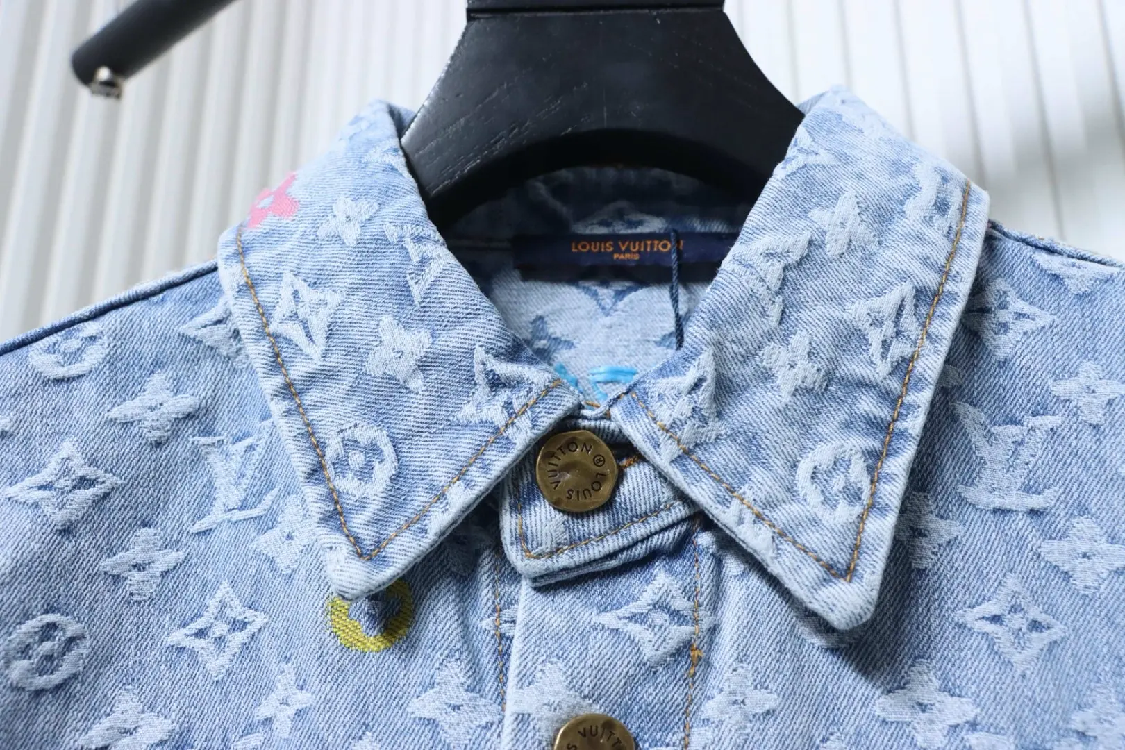 Jeanshemdjacke mit monogrammiertem Jacquard-Stickerei – Bild 3