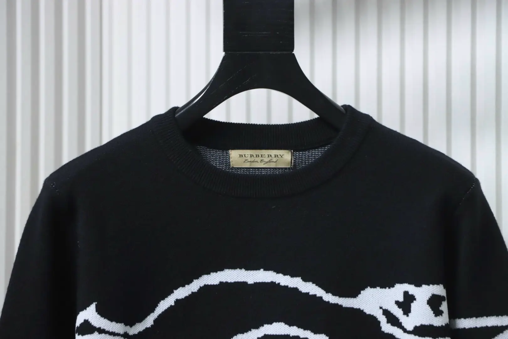 Knight Warhorse Jacquard Rundhalspullover – Bild 3