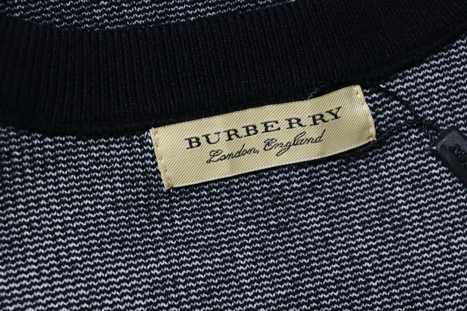 Knight Warhorse Jacquard Rundhalspullover – Bild 9