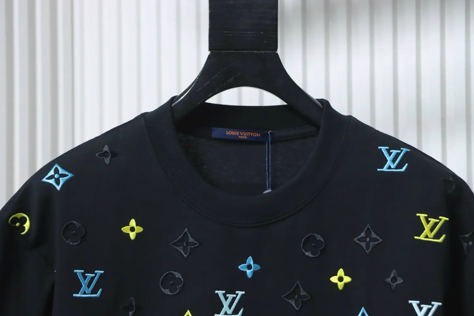 Kurzarmhemd mit Wellenmuster, farblich abgesetztem Monogramm und gesticktem Buchstabenlogo – Bild 7