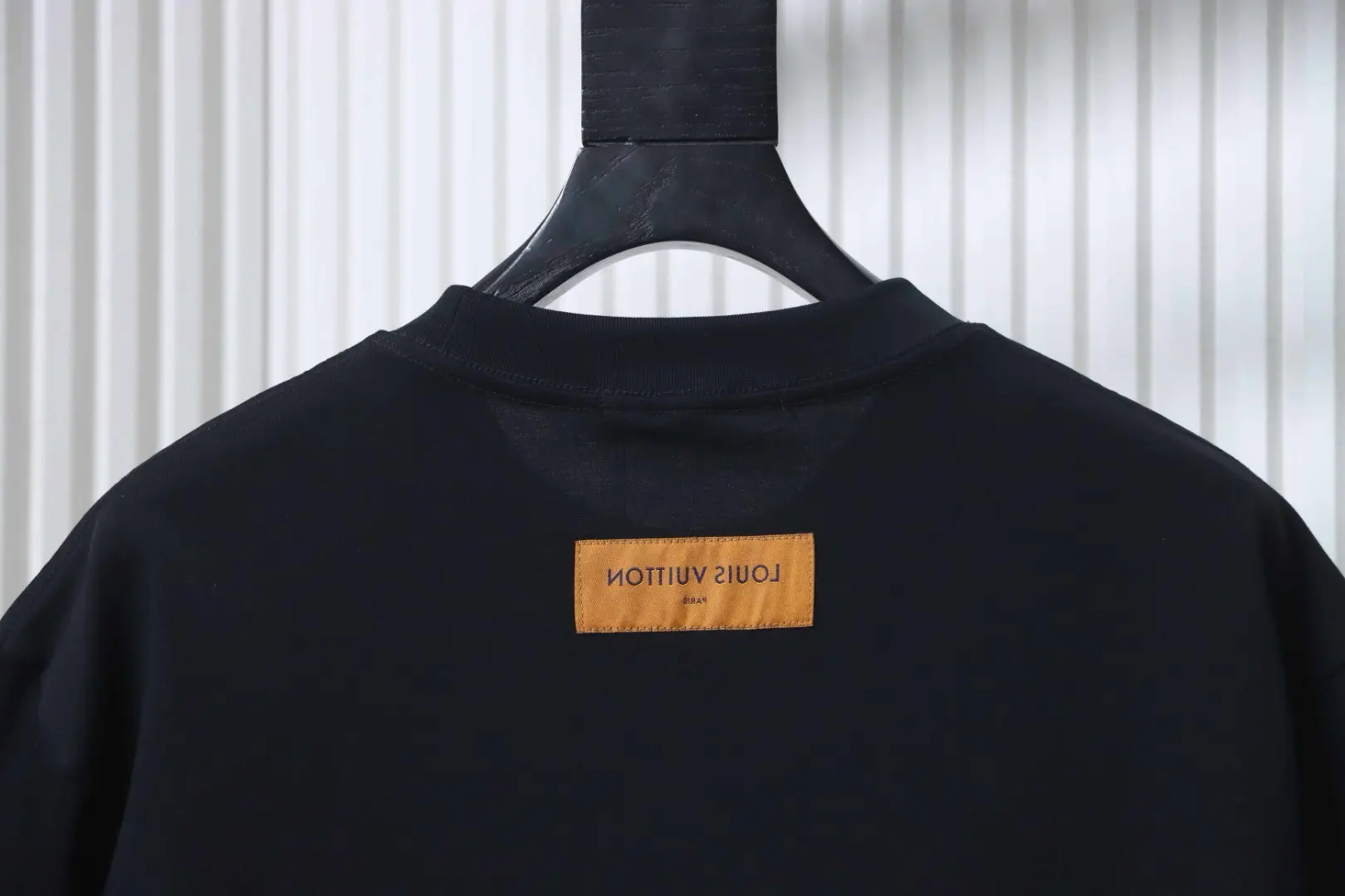 Kurzarmhemd mit Wellenmuster, farblich abgesetztem Monogramm und gesticktem Buchstabenlogo – Bild 3