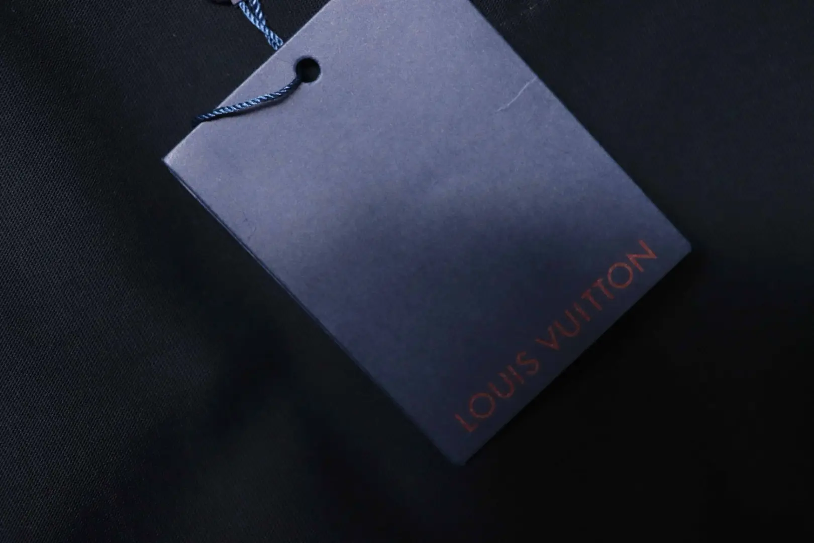 Kurzarmhemd mit Wellenmuster, farblich abgesetztem Monogramm und gesticktem Buchstabenlogo – Bild 9