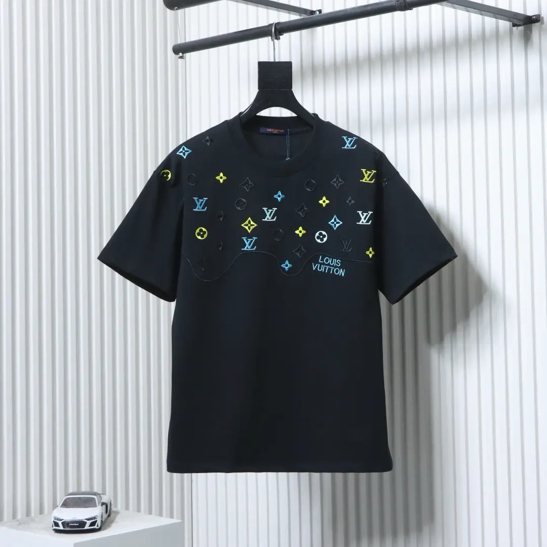 Kurzarmhemd mit Wellenmuster, farblich abgesetztem Monogramm und gesticktem Buchstabenlogo