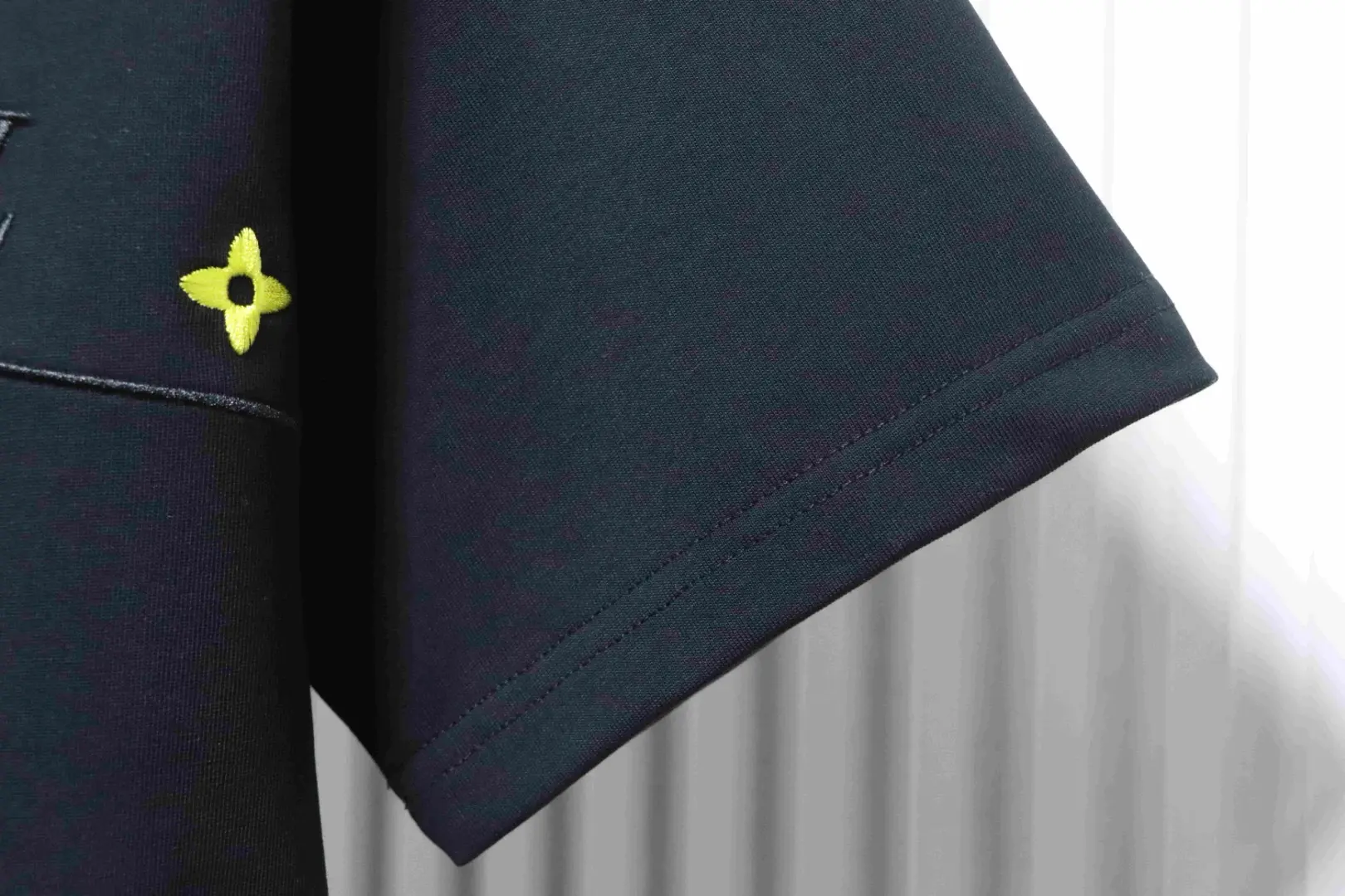 Kurzarmhemd mit Wellenmuster, farblich abgesetztem Monogramm und gesticktem Buchstabenlogo – Bild 8