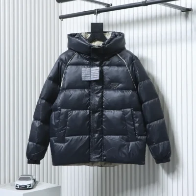 Metallenes Dreieckslogo, Daunenjacke mit Kapuze und breiter Krempe