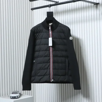 Moncler Daunenjacke mit gewebter Knopfleiste und Strickpatchwork-Design