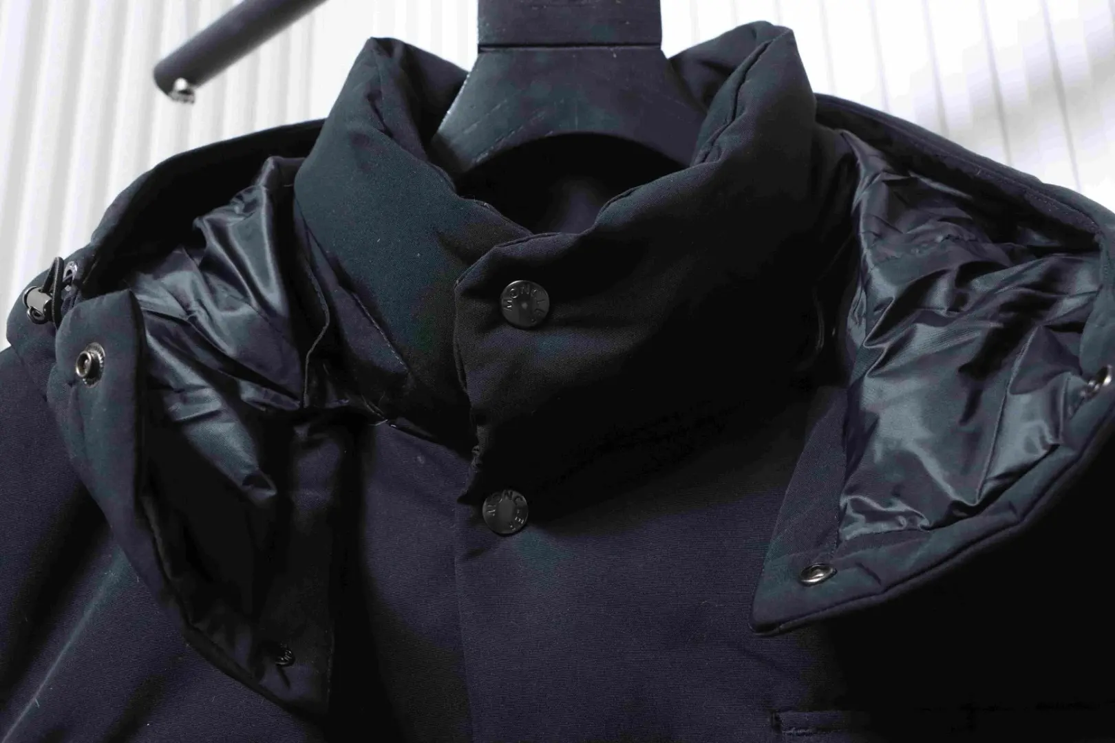 Moncler Gamme Rouge Daunenjacke mit Kapuze und zwei Taschen – Bild 8