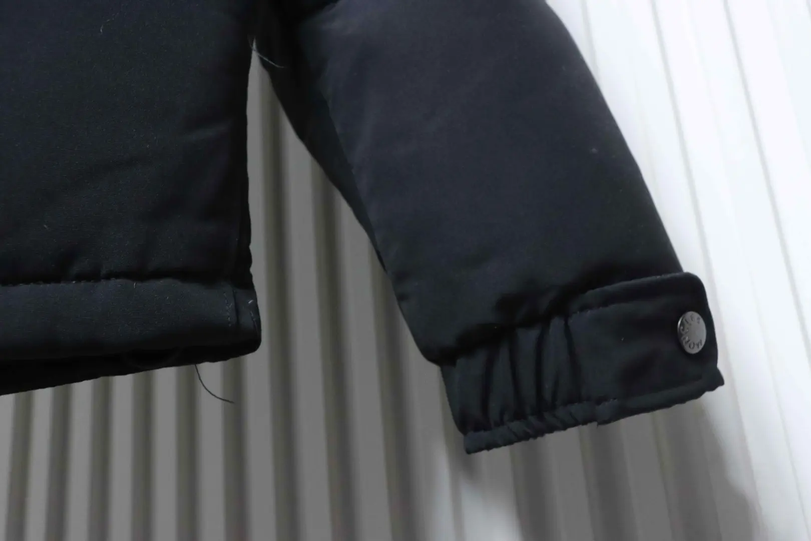 Moncler Gamme Rouge Daunenjacke mit Kapuze und zwei Taschen – Bild 9