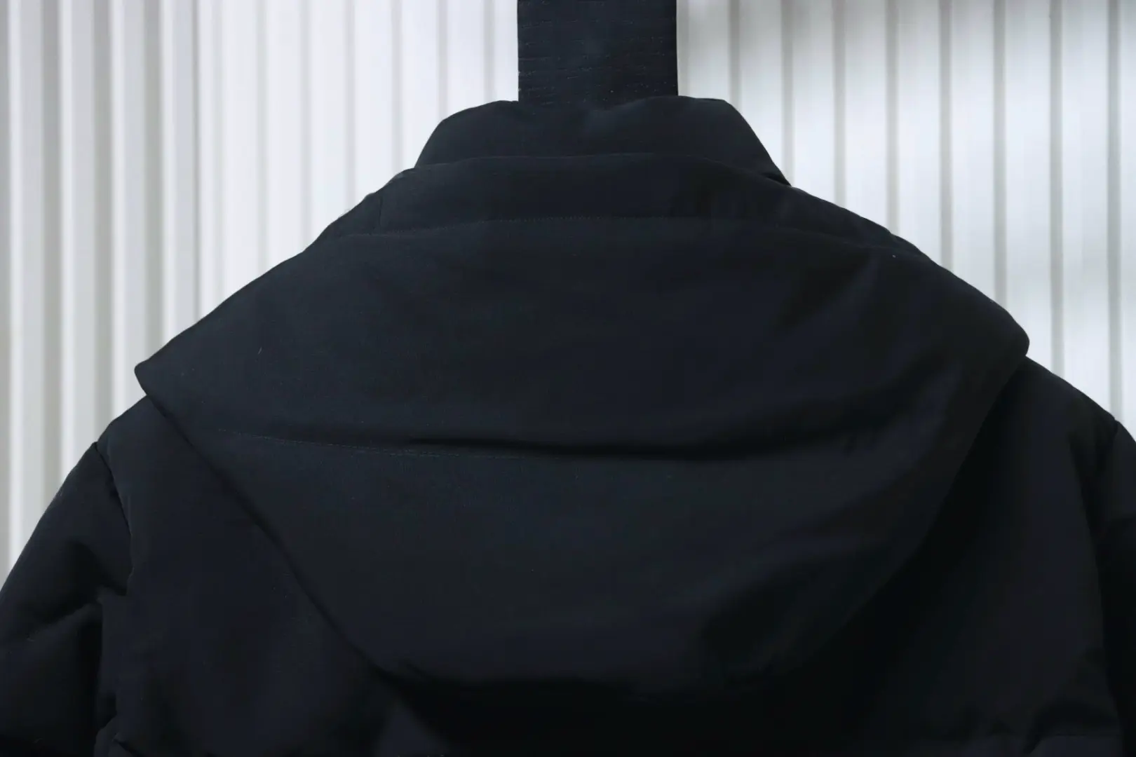 Moncler Gamme Rouge Daunenjacke mit Kapuze und zwei Taschen – Bild 6