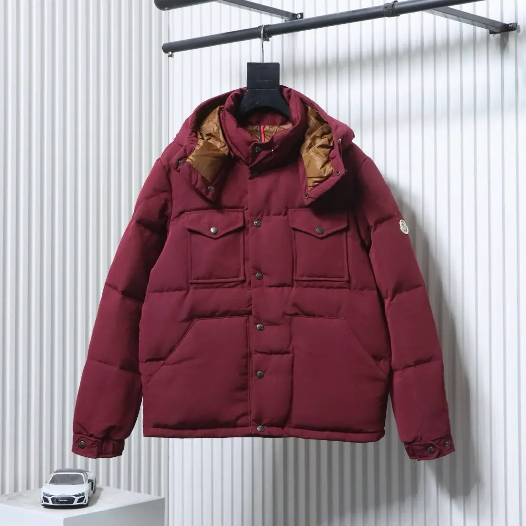 Moncler Gamme Rouge Daunenjacke mit Kapuze und zwei Taschen