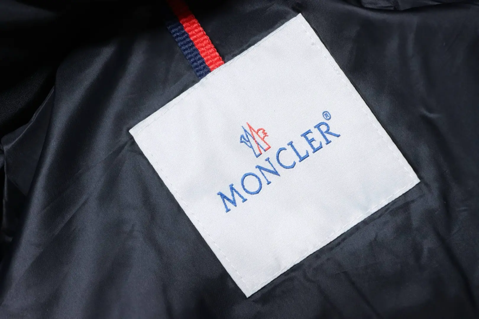 Moncler Gamme Rouge Daunenjacke mit Kapuze und zwei Taschen – Bild 12