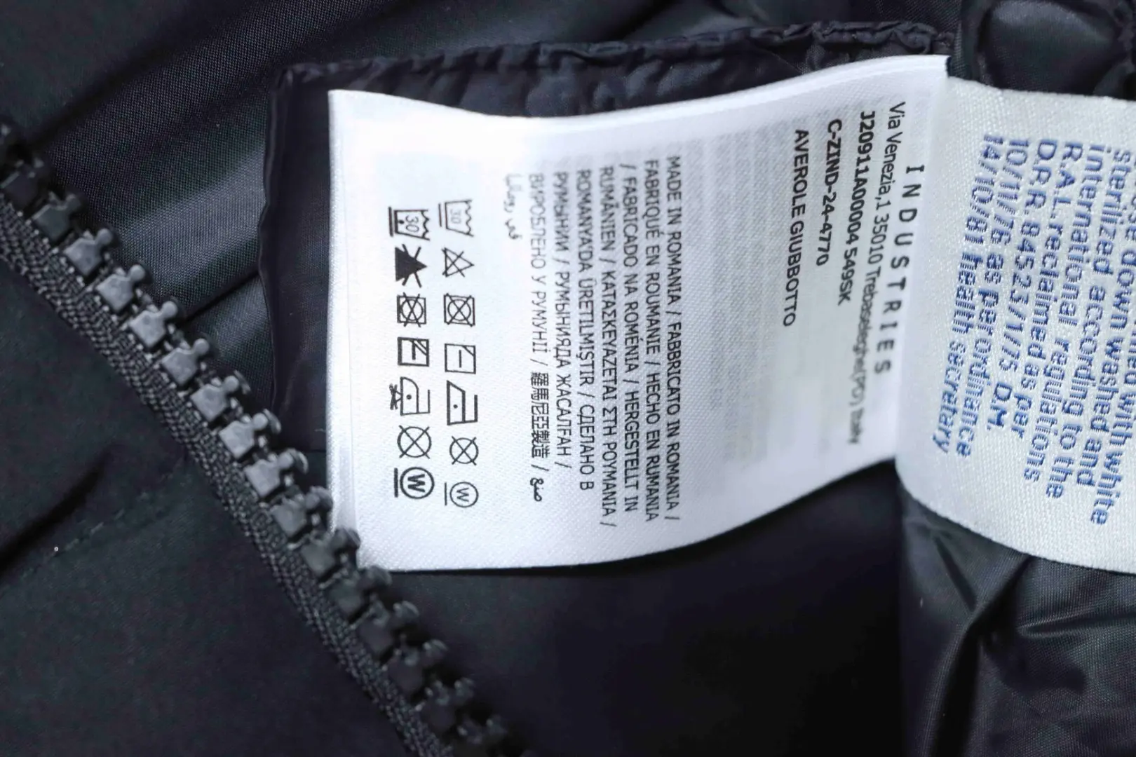 Moncler Gamme Rouge Daunenjacke mit Kapuze und zwei Taschen – Bild 14