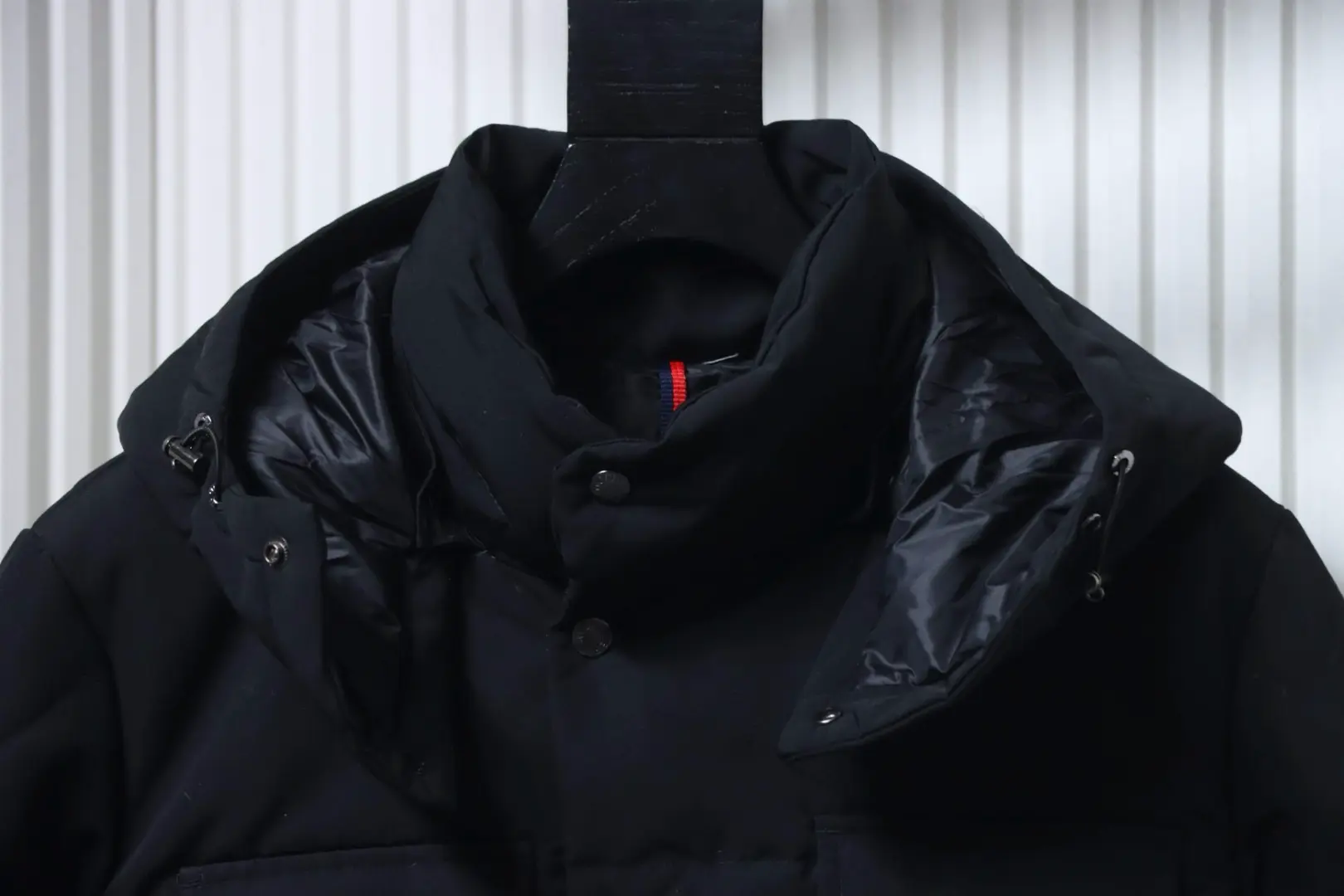Moncler Gamme Rouge Daunenjacke mit Kapuze und zwei Taschen – Bild 5