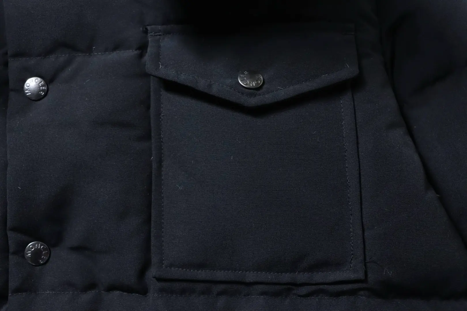 Moncler Gamme Rouge Daunenjacke mit Kapuze und zwei Taschen – Bild 7