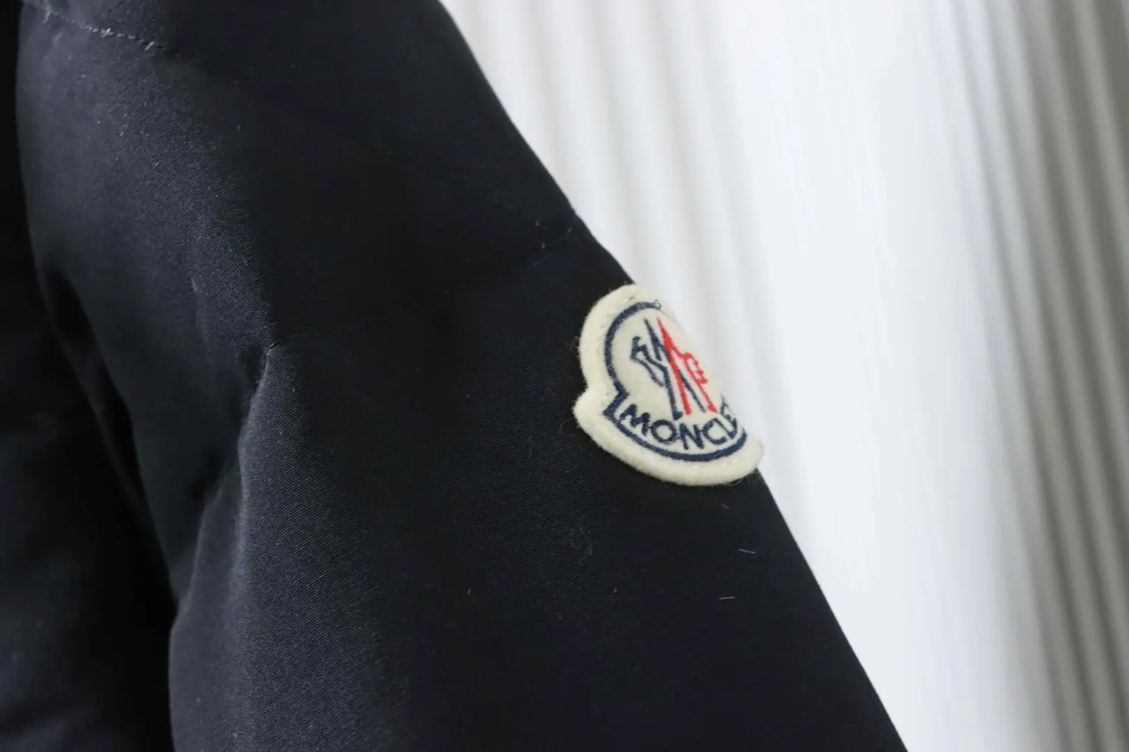 Moncler Gamme Rouge Daunenjacke mit Kapuze und zwei Taschen – Bild 11