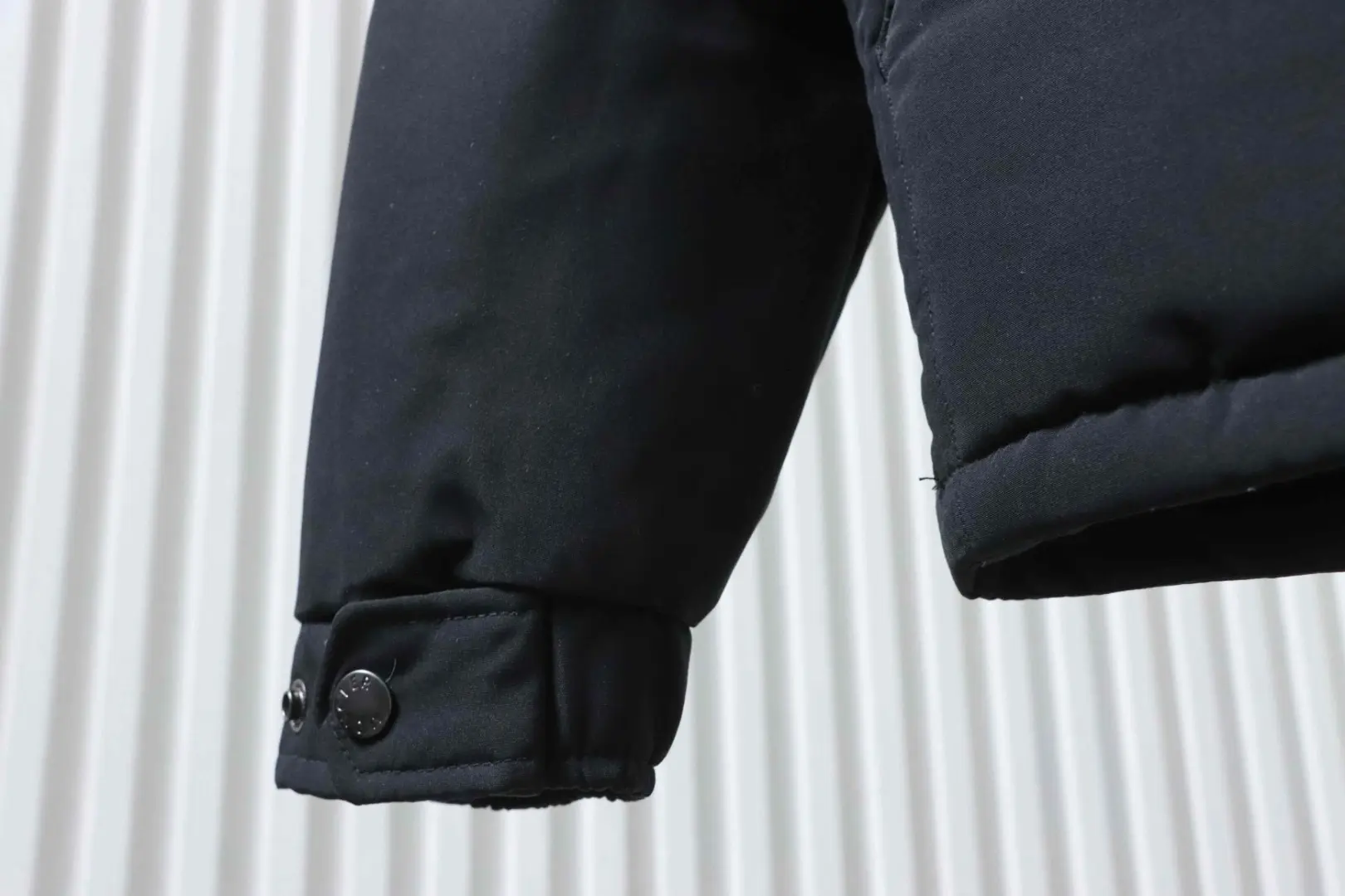 Moncler Gamme Rouge Daunenjacke mit Kapuze und zwei Taschen – Bild 10