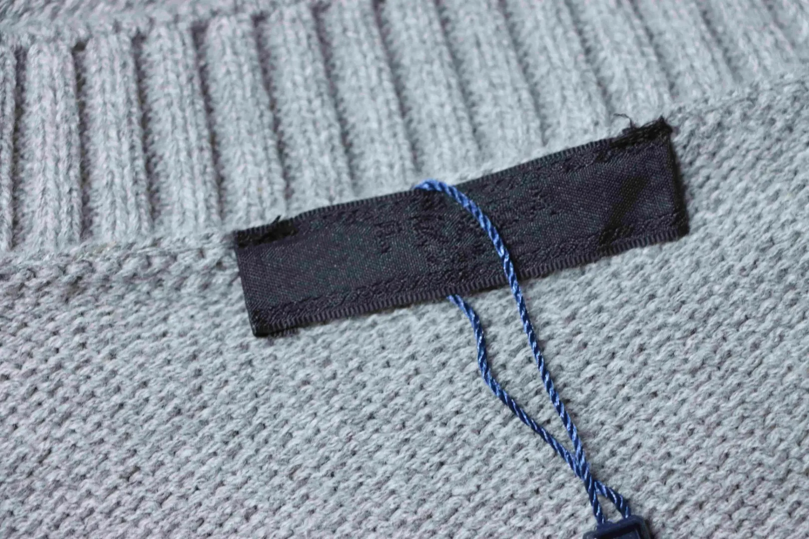 Pullover im Retro-Stil mit ikonischem Schriftzugmuster – Bild 6