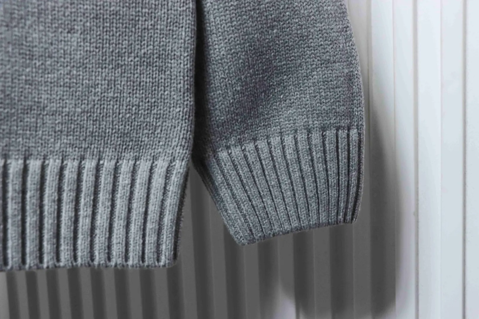 Pullover im Retro-Stil mit ikonischem Schriftzugmuster – Bild 9