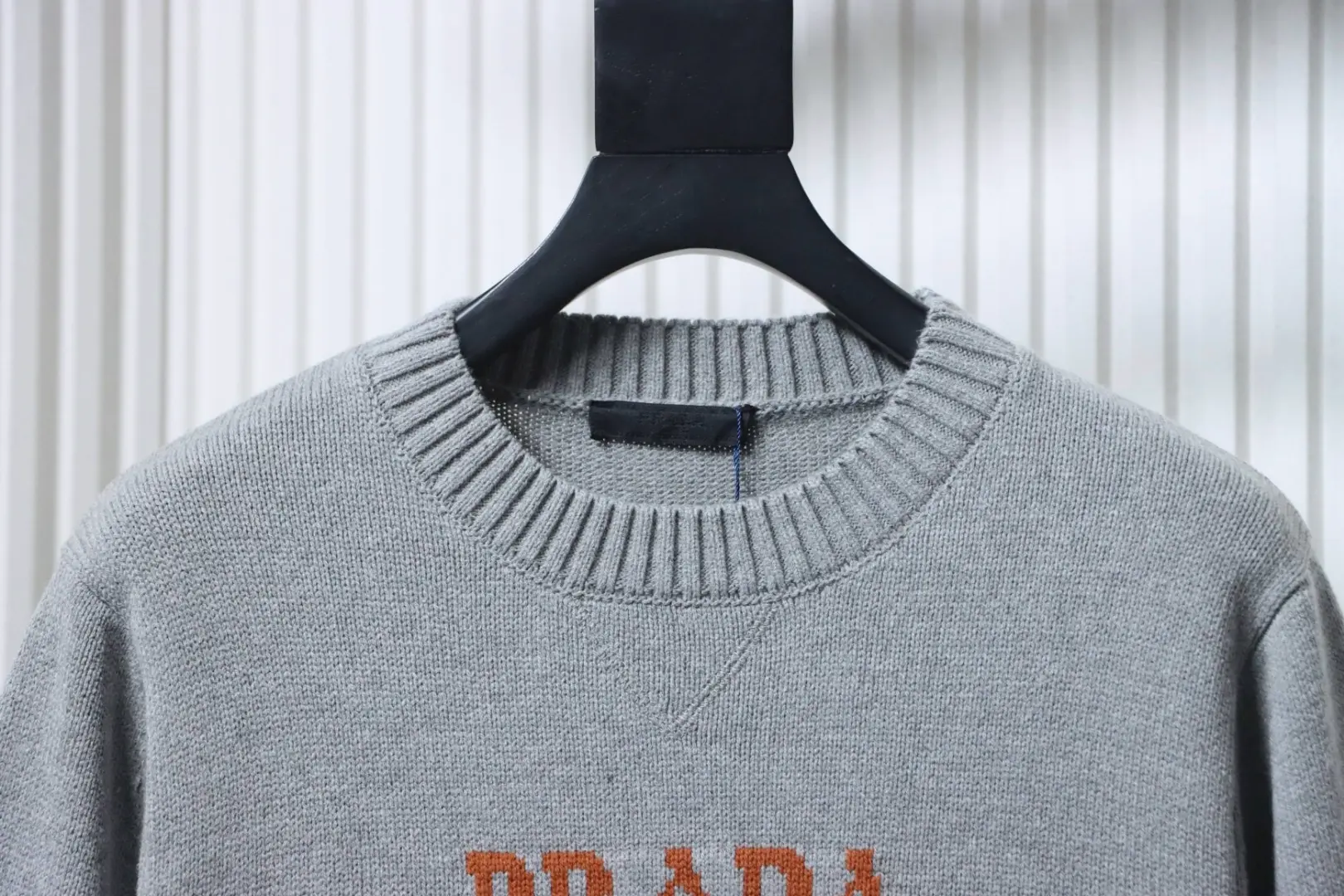 Pullover im Retro-Stil mit ikonischem Schriftzugmuster – Bild 3