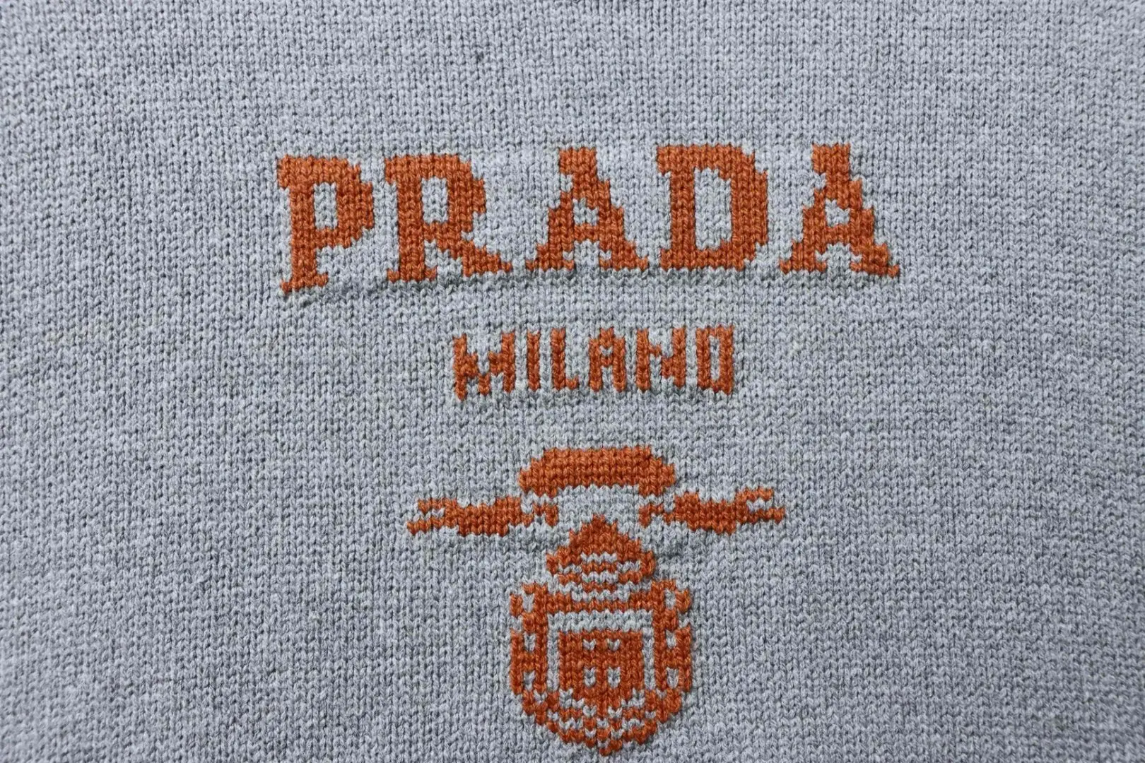 Pullover im Retro-Stil mit ikonischem Schriftzugmuster – Bild 10