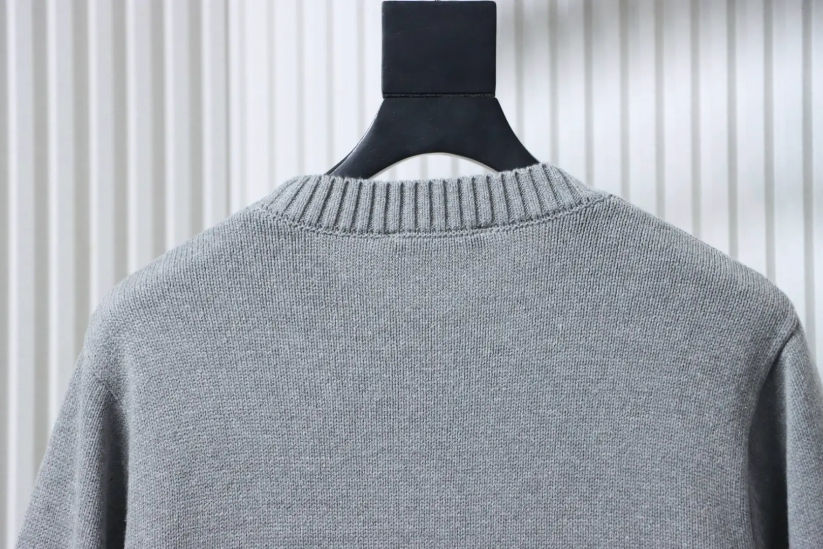 Pullover im Retro-Stil mit ikonischem Schriftzugmuster – Bild 4