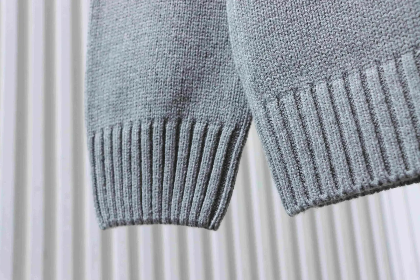 Pullover im Retro-Stil mit ikonischem Schriftzugmuster – Bild 5