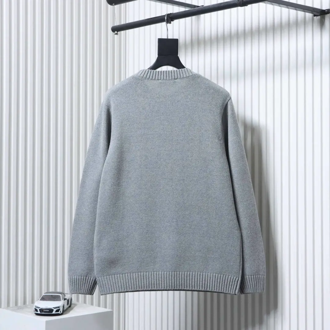 Pullover im Retro-Stil mit ikonischem Schriftzugmuster – Bild 2