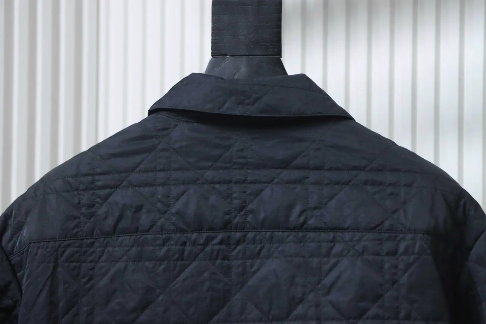 Steppjacke aus Baumwolle mit Taschenabzeichen – Bild 4