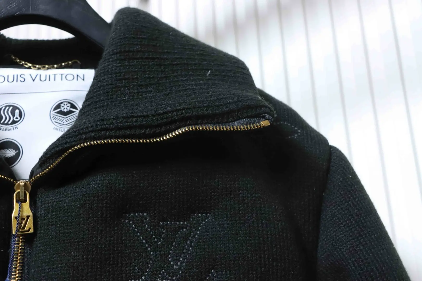 Strickdaunenjacke mit Monogrammstickerei – Bild 6