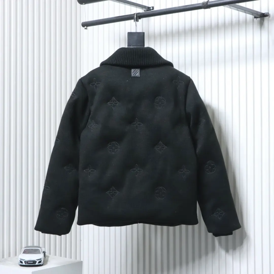 Strickdaunenjacke mit Monogrammstickerei – Bild 2