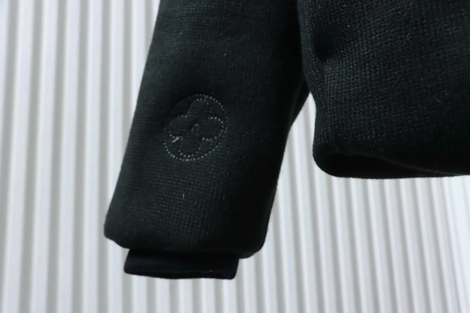 Strickdaunenjacke mit Monogrammstickerei – Bild 11