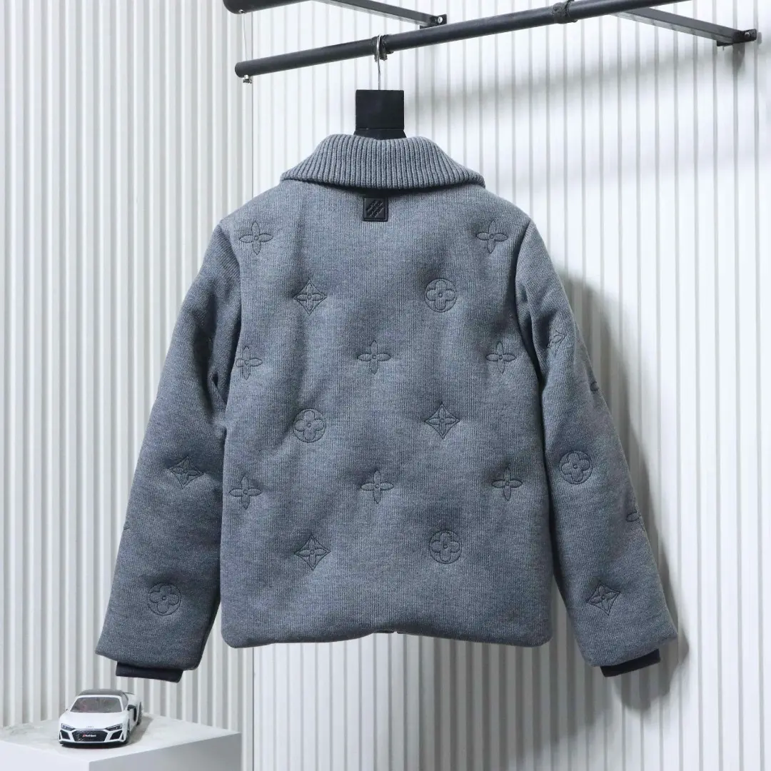 Strickdaunenjacke mit Monogrammstickerei – Bild 14