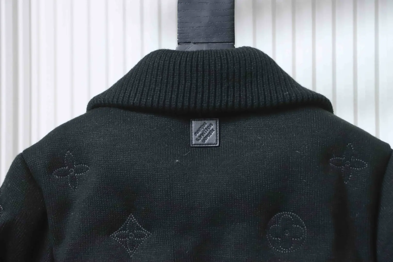 Strickdaunenjacke mit Monogrammstickerei – Bild 4