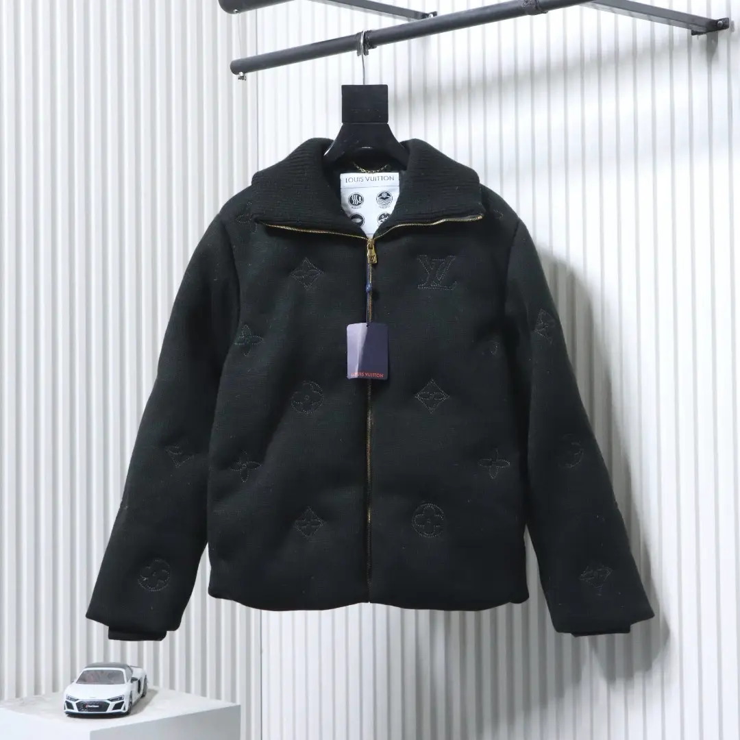 Strickdaunenjacke mit Monogrammstickerei