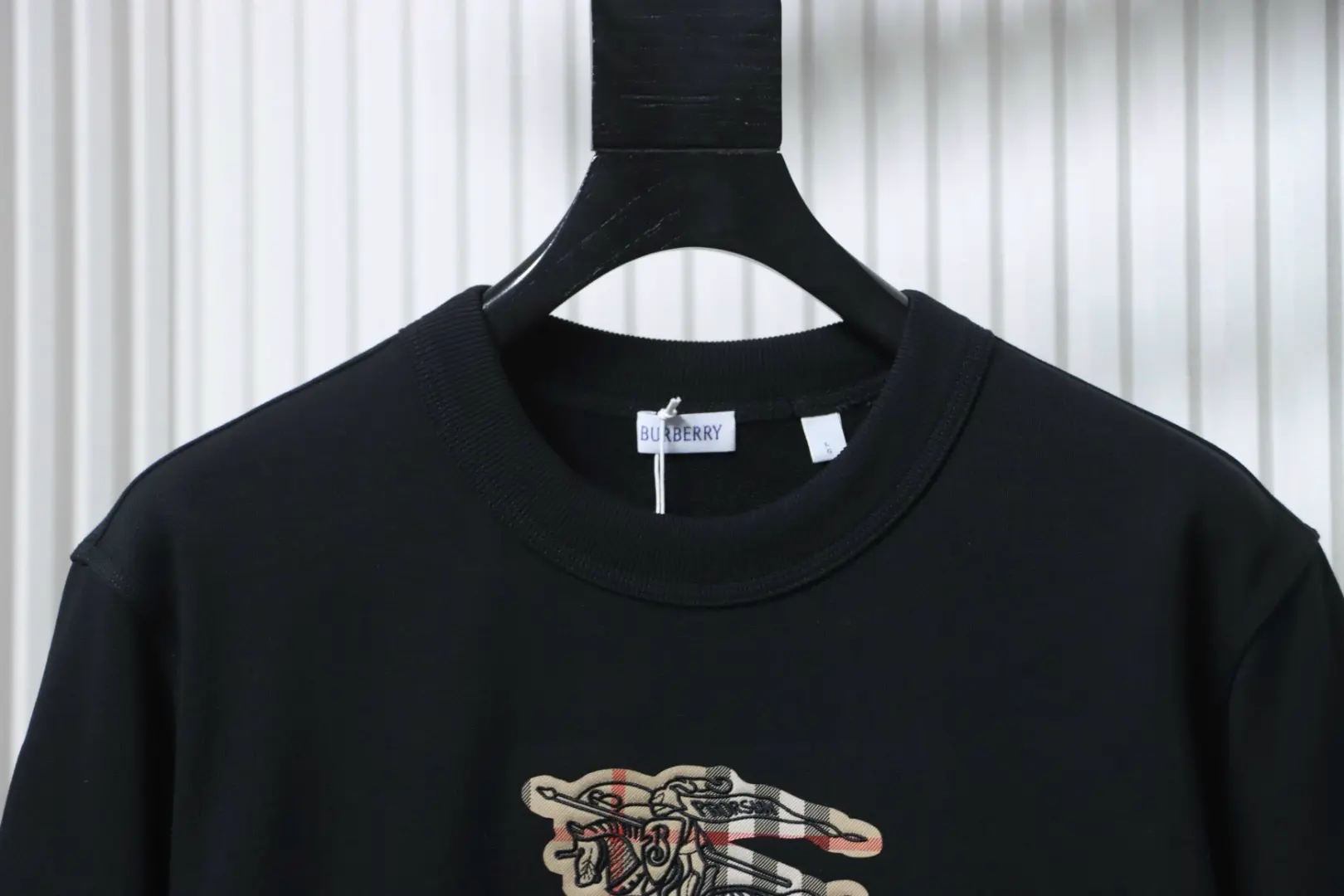 Sweatshirt mit kariertem, appliziertem Kriegspferd-Stickerei und Rundhalsausschnitt – Bild 3