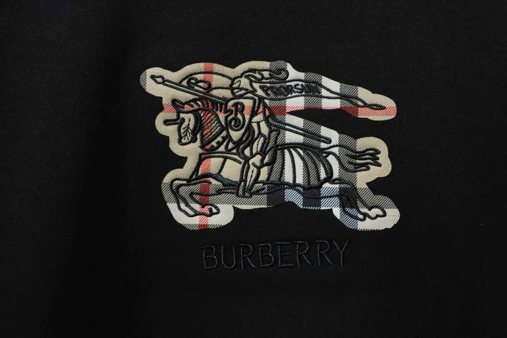 Sweatshirt mit kariertem, appliziertem Kriegspferd-Stickerei und Rundhalsausschnitt – Bild 8